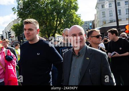 London, Großbritannien. 01. Oktober 2022. Mick Lynch, Generalsekretär der RMT-Gewerkschaft, wird während der Kundgebung von Enough is Enough in King's Cross, London, gesehen. Bei dem Protest handelt es sich um eine breite Organisation verschiedener linker Organisationen und Gewerkschaften, die darauf abzielt, eine einheitsfront gegen die Kürzungen der Regierung aufzubauen und das Bewusstsein für die Lebenshaltungskosten zu schärfen. Kredit: SOPA Images Limited/Alamy Live Nachrichten Stockfoto