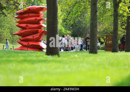 London, Großbritannien. 1.. Oktober 2022. Die Sonne schien am ersten Tag des Monats, im Regents Park. Die Menschen machten das Beste aus dem warmen Wetter, entspannten sich und bewunderten die Installationen der Frieze Sculpture 2022. Quelle: Monica Wells/Alamy Live News Stockfoto