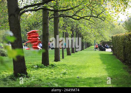 London, Großbritannien. 1.. Oktober 2022. Die Sonne schien am ersten Tag des Monats, im Regents Park. Die Menschen machten das Beste aus dem warmen Wetter, entspannten sich und bewunderten die Installationen der Frieze Sculpture 2022. Quelle: Monica Wells/Alamy Live News Stockfoto