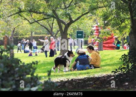 London, Großbritannien. 1.. Oktober 2022. Die Sonne schien am ersten Tag des Monats, im Regents Park. Die Menschen machten das Beste aus dem warmen Wetter, entspannten sich und bewunderten die Installationen der Frieze Sculpture 2022. Quelle: Monica Wells/Alamy Live News Stockfoto