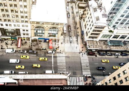 Luftaufnahme der New York Street und des klassischen Gebäudes im Finanzviertel von Manhattan - Hochwinklig vom Wolkenkratzer im städtischen Geschäftszentrum - Uni Stockfoto