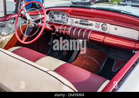 Daona Beach, FL - 29. November 2020: Innenansicht eines Buick Century Cabriolets aus dem Jahr 1955 auf einer lokalen Automshow. Stockfoto