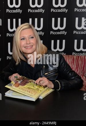 Olivia Newton-John signiert am 19. April 20212 Kopien ihres Buches „LivWise: Einfache Rezepte für ein gesundes glückliches Leben“ bei Waterstones Piccadilly in London Stockfoto