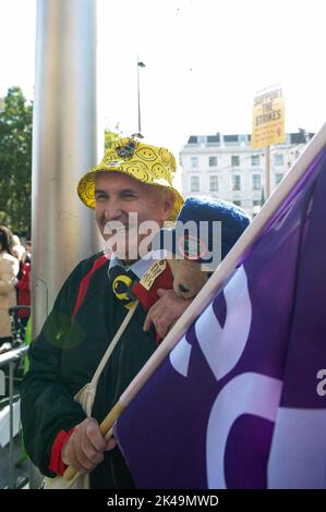 London, Großbritannien. 01. Oktober 2022. Bei der Kundgebung von Enough is Enough in King's Cross, London, wird ein Mann mit einem Paddington-Teddybären gesehen. Bei dem Protest handelt es sich um eine breite Organisation verschiedener linker Organisationen und Gewerkschaften, die darauf abzielt, eine einheitsfront gegen die Kürzungen der Regierung aufzubauen und das Bewusstsein für die Lebenshaltungskosten zu schärfen. (Foto von Tom Barlow Brown/SOPA Images/Sipa USA) Quelle: SIPA USA/Alamy Live News Stockfoto