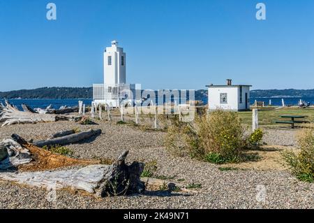 Der Leuchtturm in der Nähe des Wassers bei Brown's Point, Washington. Stockfoto