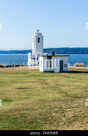 Der Leuchtturm in der Nähe des Wassers bei Brown's Point, Washington. Stockfoto