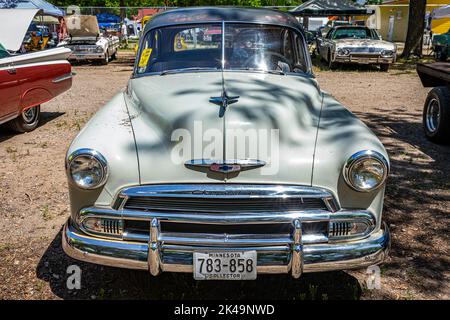Falcon Heights, MN - 18. Juni 2022: Hochperspektivische Frontansicht eines Chevrolet Styleline Deluxe Sport Coupés aus dem Jahr 1951 auf einer lokalen Automobilausstellung. Stockfoto