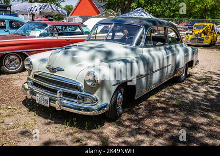 Falcon Heights, MN - 18. Juni 2022: Vorderansicht eines Chevrolet Styleline Deluxe Sport Coupés aus dem Jahr 1951 auf einer lokalen Automobilausstellung. Stockfoto