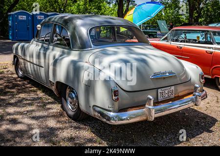 Falcon Heights, MN - 18. Juni 2022: Hochperspektivische Rückansicht eines Chevrolet Styleline Deluxe Sport Coupés aus dem Jahr 1951 auf einer lokalen Automobilausstellung. Stockfoto