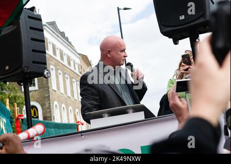 London, Großbritannien. 1. Januar 2009. Der Generalsekretär der RMT-Gewerkschaft, Mick Lynch, wird bei der Kundgebung von Enough is Enough in King's Cross, London, gesehen, wie er sich an die Menge wendet. Bei dem Protest handelt es sich um eine breite Organisation verschiedener linker Organisationen und Gewerkschaften, die darauf abzielt, eine einheitsfront gegen die Kürzungen der Regierung aufzubauen und das Bewusstsein für die Lebenshaltungskosten zu schärfen. (Bild: © Tom Barlow Brown/SOPA-Bilder über ZUMA Press Wire) Stockfoto