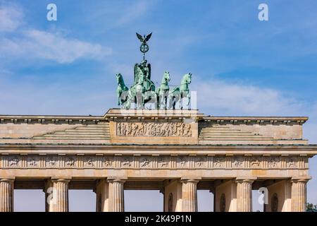 Das Pferdeteam der Quadriga am Brandenburger Tor in Berlin gegen blauen Himmel ist ein nationales Symbol für die deutsche Einheit Stockfoto