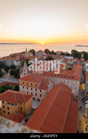 Blick über die Altstadt von Zadar bei Sonnenuntergang. Stockfoto