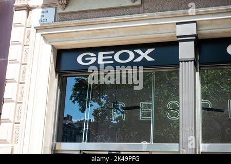 Barcelona, Spanien - 9. Mai 2022: GEOX Store. Geox ist eine italienische Schuh- und Bekleidungsmarke. Stockfoto