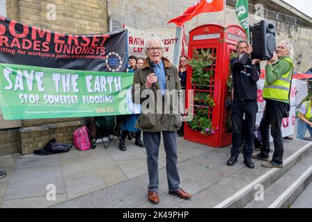 Bath, Großbritannien. 1. Oktober 2022. Der Filmregisseur Ken Loach ist vor dem Bahnhof von Bath Spa zu sehen, während er mit Demonstranten spricht, die sich für streikende Eisenbahner- und Postarbeiter der Gewerkschaft CWU eingesetzt haben. Die „genug ist genug“-Kosten für die Protestkundgebung und den marsch durch das Stadtzentrum wurden vom Gewerkschaftsrat von Bath Trades und vom Bath Campaigns Network organisiert. Quelle: Lynchpics/Alamy Live News Stockfoto