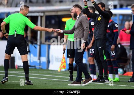 LEEUWARDEN - (lr) Schiedsrichter Pol van Boekel, SC Cambuur Assistenztrainer Pascal Boseloos während des niederländischen Eredivisie-Spiels zwischen SC Cambuur und PSV am 1. Oktober 2022 im Cambuur-Stadion in Leeuwarden, Niederlande. ANP OLAF KRAAK Stockfoto