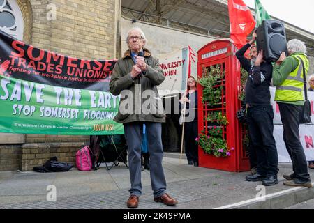 Bath, Großbritannien. 1. Oktober 2022. Der Filmregisseur Ken Loach ist vor dem Bahnhof von Bath Spa zu sehen, während er mit Demonstranten spricht, die sich für streikende Eisenbahner- und Postarbeiter der Gewerkschaft CWU eingesetzt haben. Die „genug ist genug“-Kosten für die Protestkundgebung und den marsch durch das Stadtzentrum wurden vom Gewerkschaftsrat von Bath Trades und vom Bath Campaigns Network organisiert. Quelle: Lynchpics/Alamy Live News Stockfoto