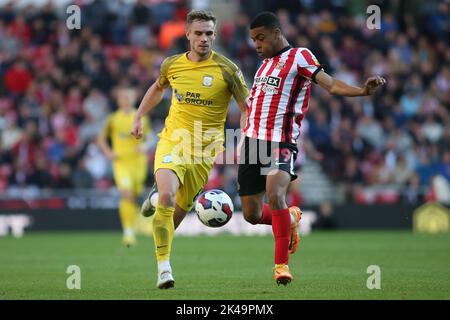 Sunderland, Großbritannien. 1.. Oktober 2022. Liam Lindsay von Preston North End stellt Sunderlands Jewison Bennette während des Sky Bet Championship-Spiels zwischen Sunderland und Preston North End am Samstag, dem 1.. Oktober 2022, im Stadion of Light, Sunderland, vor. (Kredit: Michael Driver | MI Nachrichten) Kredit: MI Nachrichten & Sport /Alamy Live Nachrichten Stockfoto