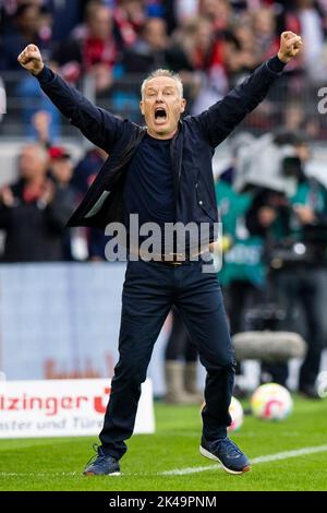 Freiburg Im Breisgau, Deutschland. 01. Oktober 2022. Fußball: Bundesliga, SC Freiburg - FSV Mainz 05, Matchday 8, Europa-Park Stadion. Freiburger Trainer Christian Streich feiert nach dem Spiel. Kredit: Tom Weller/dpa - WICHTIGER HINWEIS: Gemäß den Anforderungen der DFL Deutsche Fußball Liga und des DFB Deutscher Fußball-Bund ist es untersagt, im Stadion und/oder vom Spiel aufgenommene Fotos in Form von Sequenzbildern und/oder videoähnlichen Fotoserien zu verwenden oder zu verwenden./dpa/Alamy Live News Stockfoto