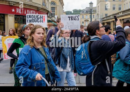 Bath, Großbritannien. 1. Oktober 2022. Demonstranten werden in Bath abgebildet, während sie durch das Stadtzentrum marschieren. Die „genug ist genug“-Kosten für die Protestkundgebung und den marsch wurden von Bath Trades Union und Bath Campaigns Network organisiert. Quelle: Lynchpics/Alamy Live News Stockfoto