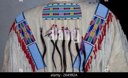 Vintage Crow American Indian Shirt, um 1908 Montana aus gerbtem Hirschleder, Glasperlen und menschlichem Haar. Stockfoto