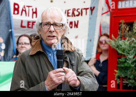 Bath, Großbritannien. 1. Oktober 2022. Der Filmregisseur Ken Loach ist vor dem Bahnhof von Bath Spa zu sehen, während er mit Demonstranten spricht, die sich für streikende Eisenbahner- und Postarbeiter der Gewerkschaft CWU eingesetzt haben. Die „genug ist genug“-Kosten für die Protestkundgebung und den marsch durch das Stadtzentrum wurden vom Gewerkschaftsrat von Bath Trades und vom Bath Campaigns Network organisiert. Quelle: Lynchpics/Alamy Live News Stockfoto