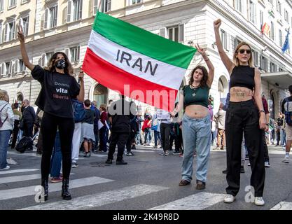 Rom, Italien. 01. Oktober 2022. Eine Solidaritätsdemonstration mit iranischen Frauen, organisiert von Freedom Rally for Iran. Viele Schilder und T-Shirts erinnern an Mahsa Amini, den kurdischen Studenten, der starb, nachdem er von der Moralpolizei verhaftet wurde, weil er den Schleier nicht richtig trug. (Foto: Patrizia Cortellessa/Pacific Press) Quelle: Pacific Press Media Production Corp./Alamy Live News Stockfoto