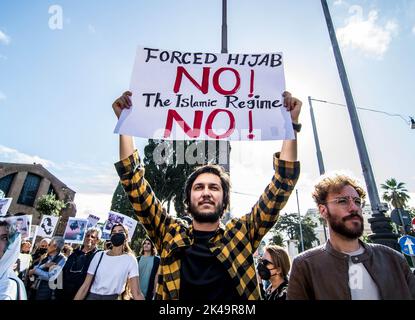 Rom, Italien. 01. Oktober 2022. Eine Solidaritätsdemonstration mit iranischen Frauen, organisiert von Freedom Rally for Iran. Viele Schilder und T-Shirts erinnern an Mahsa Amini, den kurdischen Studenten, der starb, nachdem er von der Moralpolizei verhaftet wurde, weil er den Schleier nicht richtig trug. (Foto: Patrizia Cortellessa/Pacific Press) Quelle: Pacific Press Media Production Corp./Alamy Live News Stockfoto