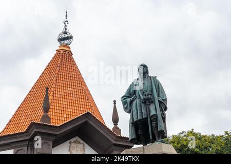 Eine Aufnahme einer Statue von Joao Goncalves Zarco in der Stadt Madeira, Portugal Stockfoto