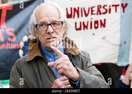 Bath, Großbritannien. 1. Oktober 2022. Der Filmregisseur Ken Loach ist vor dem Bahnhof von Bath Spa zu sehen, während er mit Demonstranten spricht, die sich für streikende Eisenbahner- und Postarbeiter der Gewerkschaft CWU eingesetzt haben. Die „genug ist genug“-Kosten für die Protestkundgebung und den marsch durch das Stadtzentrum wurden vom Gewerkschaftsrat von Bath Trades und vom Bath Campaigns Network organisiert. Quelle: Lynchpics/Alamy Live News Stockfoto