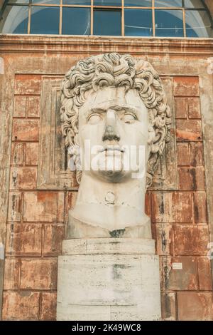 Eine vertikale Aufnahme des kolossalen Porträts des Augustus. Vatikanstadt, Italien. Stockfoto