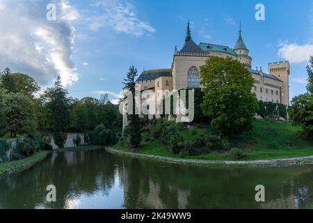 Bojnice, Slowakei - 26. September 2022: Blick auf das Schloss Bojnice mit Spiegelungen im Graben Stockfoto