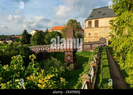 Erstaunliche Burg von Nove Mesto nad Metuji mit wunderschönen überdachten Holzbrücke von Dusan Jurkovic Stockfoto