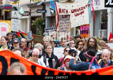 Bath, Großbritannien. 1. Oktober 2022. Demonstranten werden in Bath abgebildet, während sie durch das Stadtzentrum marschieren. Die „genug ist genug“-Kosten für die Protestkundgebung und den marsch wurden von Bath Trades Union und Bath Campaigns Network organisiert. Quelle: Lynchpics/Alamy Live News Stockfoto