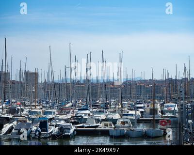 Marseille, Frankreich - Mai 15. 2022: Yachthafen mit Segelbooten im alten Hafen Stockfoto