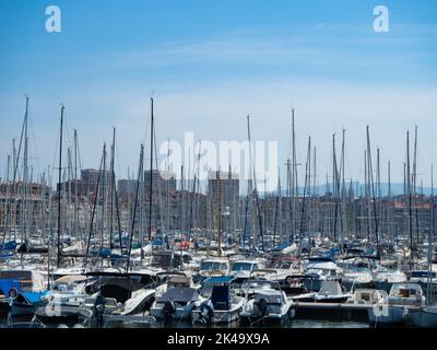 Marseille, Frankreich - Mai 15. 2022: Yachthafen mit Segelbooten im alten Hafen Stockfoto