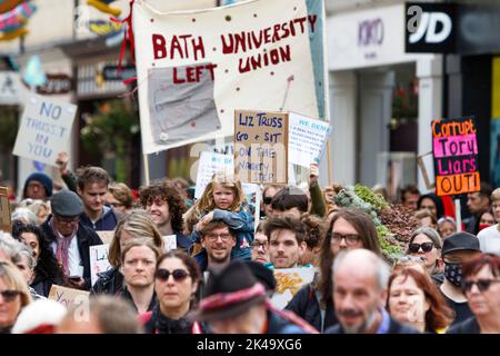 Bath, Großbritannien. 1. Oktober 2022. Demonstranten werden in Bath abgebildet, während sie durch das Stadtzentrum marschieren. Die „genug ist genug“-Kosten für die Protestkundgebung und den marsch wurden von Bath Trades Union und Bath Campaigns Network organisiert. Quelle: Lynchpics/Alamy Live News Stockfoto