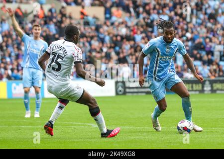 Coventry, Großbritannien. 1.. Oktober 2022Coventry Kasey Palmer von der Stadt tritt in der zweiten Hälfte des Sky Bet Championship-Spiels zwischen Coventry City und Middlesbrough am Samstag, dem 1.. Oktober 2022, gegen Anfernee Dijksteel von Middlesbrough in der Coventry Building Society Arena in Coventry an. (Kredit: John Cripps | MI Nachrichten) Kredit: MI Nachrichten & Sport /Alamy Live Nachrichten Stockfoto