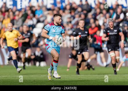 SWANSEA, WALES - 01. OKTOBER: Glasgow Warriors Ali Price während der BKT United Rugby Championship zwischen den Ospreys und Glasgow Warriors im Swansea.com Stadium am 1.. Oktober 2022 in Swansea City, Wales. (Bild: John Smith/Alamy Live News Stockfoto