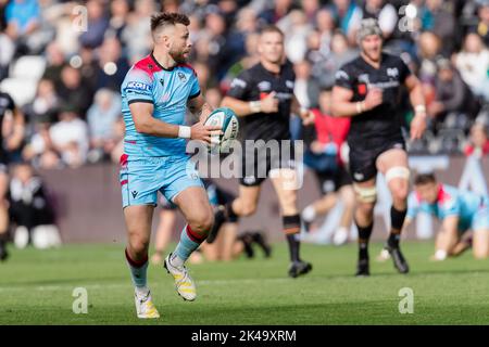 SWANSEA, WALES - 01. OKTOBER: Glasgow Warriors Ali Price während der BKT United Rugby Championship zwischen den Ospreys und Glasgow Warriors im Swansea.com Stadium am 1.. Oktober 2022 in Swansea City, Wales. (Bild: John Smith/Alamy Live News Stockfoto