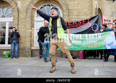 Bath, Großbritannien. 1. Oktober 2022. Ein Protestler vor dem Bahnhof von Bath ist abgebildet, als er die Menge dazu bringt, ein Lied zu singen, während sie sich auf den marsch durch das Stadtzentrum vorbereiten. Die „genug ist genug“-Kosten für die Protestkundgebung und den marsch durch das Stadtzentrum wurden vom Gewerkschaftsrat von Bath Trades und vom Bath Campaigns Network organisiert. Quelle: Lynchpics/Alamy Live News Stockfoto