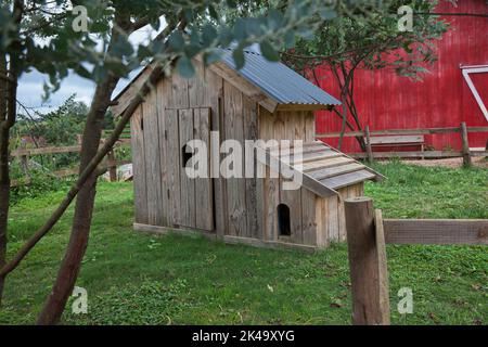 Hölzerne Hühnerstall im Hof Hintergrund Stockfoto