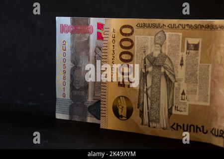 Armenia Money, Armenia DRAM, 100000 und 50000 DRAM Banknote auf Holzbrett. Wallpaper Business und Finanzen Stockfoto