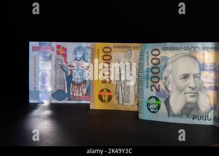 Armenia Money, Armenia DRAM, 100000 und 50000 und 20000 DRAM Banknote auf schwarzem Hintergrund. Wallpaper Business und Finanzen Stockfoto