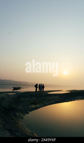 Morgen auf dem Fluss in Bangladesch. Fußgänger sehen die Schönheit des Flussufers am schönen Morgen. Es ist der Gorai-Madhumati Fluss von B Stockfoto