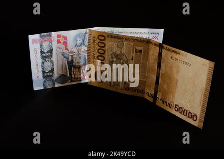 Armenia Money, Armenia DRAM, 100000 und 50000 DRAM Banknote auf Holzbrett. Wallpaper Business und Finanzen Stockfoto