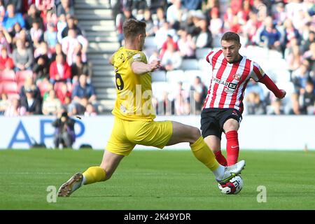 Sunderland, Großbritannien. 1.. Oktober 2022. Liam Lindsay von Preston North End stellt sich während des Sky Bet Championship-Spiels zwischen Sunderland und Preston North End am Samstag, dem 1.. Oktober 2022, im Stadion of Light in Sunderland gegen Elliot Embleton von Sunderland. (Kredit: Michael Driver | MI Nachrichten) Kredit: MI Nachrichten & Sport /Alamy Live Nachrichten Stockfoto