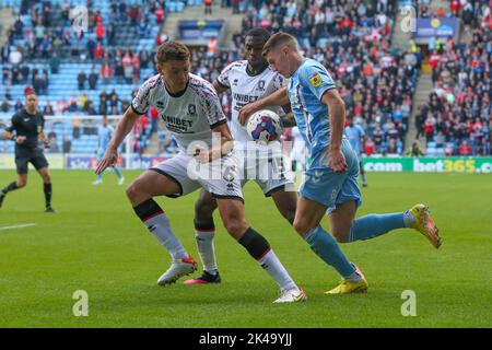 Coventry, Großbritannien. 1.. Oktober 2022Coventry Viktor Gyökeres von der Stadt tritt in der zweiten Hälfte des Sky Bet Championship-Spiels zwischen Coventry City und Middlesbrough am Samstag, dem 1.. Oktober 2022, in der Coventry Building Society Arena in Coventry gegen Dael Fry und Anfernee Dijksteel von Middlesbrough an. (Kredit: John Cripps | MI Nachrichten) Kredit: MI Nachrichten & Sport /Alamy Live Nachrichten Stockfoto