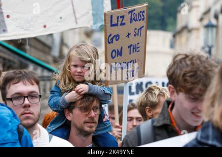 Bath, Großbritannien. 1. Oktober 2022. Demonstranten werden in Bath abgebildet, während sie durch das Stadtzentrum marschieren. Die „genug ist genug“-Kosten für die Protestkundgebung und den marsch wurden von Bath Trades Union und Bath Campaigns Network organisiert. Quelle: Lynchpics/Alamy Live News Stockfoto