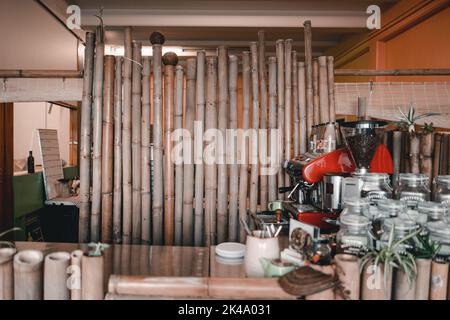 Sauberer und aufgeräumter Zubereitungsbereich mit allen notwendigen Utensilien und Werkzeugen für die Zubereitung von leckerem Kaffee in einem Coffee Shop, der mylk Bar, neu Stockfoto