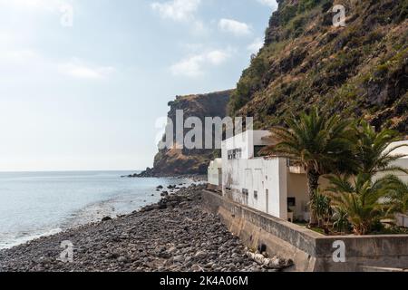 Der Praia da Calheta im Sommer, wunderschöne Küste und Klippen, Madeira. Portugal. Stockfoto